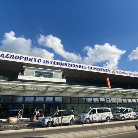 Hikkara Home Airport, Sea And Beach Carini Buitenkant foto