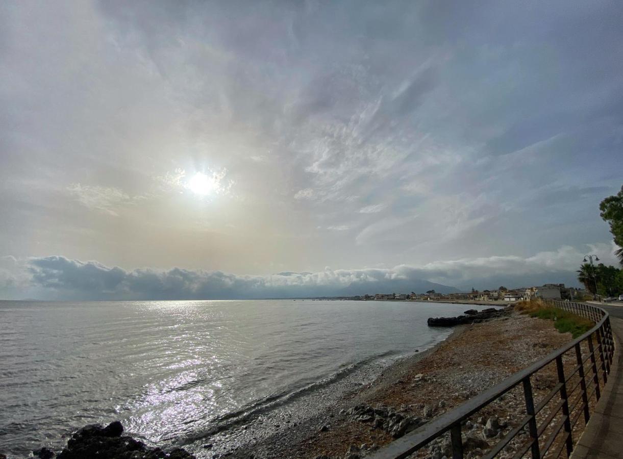 Hikkara Home Airport, Sea And Beach Carini Buitenkant foto